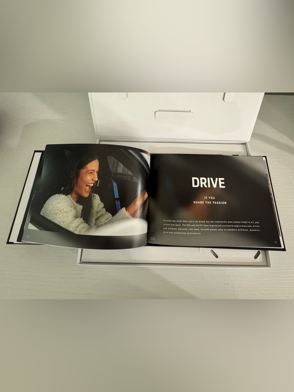 Official Porsche 🏎️📖🖊️Cayenne Turbo GT Welcome Kit Book & Pen Collector Gift Set - Picture 4 of 5